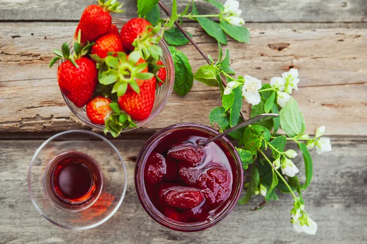 How to Preserve Strawberries (Jam, Freezing, Drying)