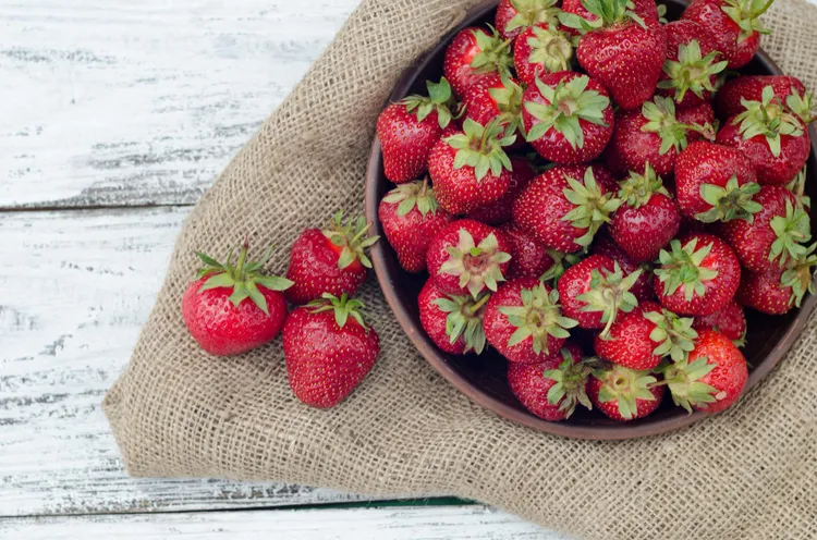 How to Store Strawberries (Fridge, Vinegar Rinse, Freezer)